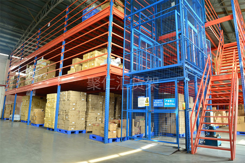 帶樓梯和電梯的閣樓平臺