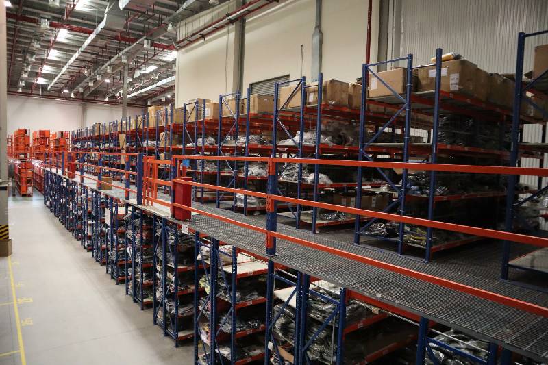 常見閣樓平臺貨架顏色為橘紅色和藍色的搭配