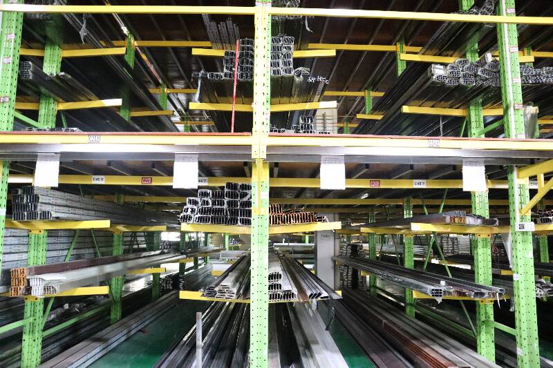 放置鋁型材的懸臂貨架